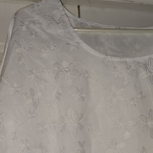 Chic White Floral Inlat Blouse W/ Loose 3/4 Sleeves With Gathered Peplum Waist